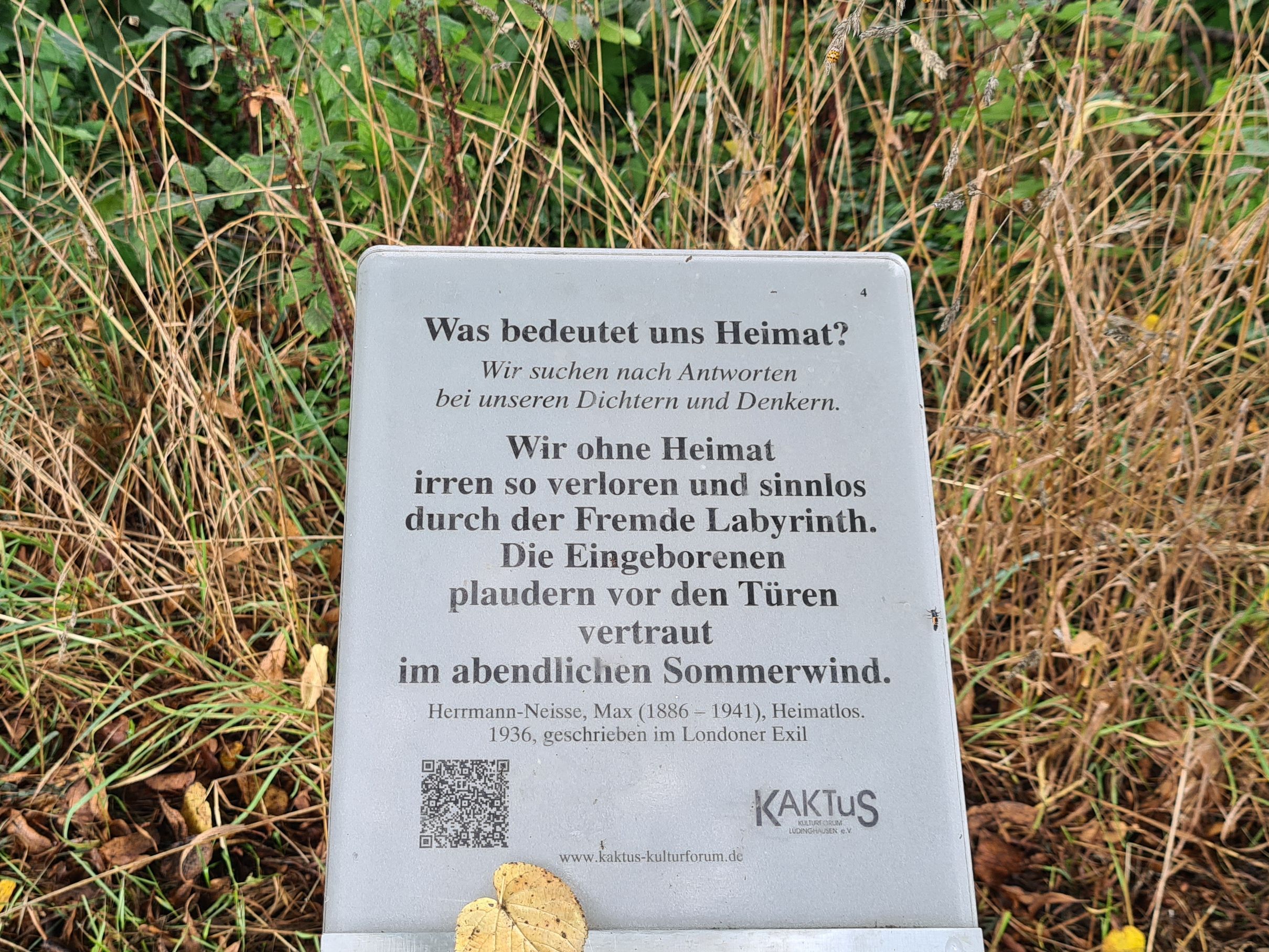 Auf dem Lüdinghauser Stelenweg:  Zitat aus Max Herrmanns Gedicht „Heimatlos“